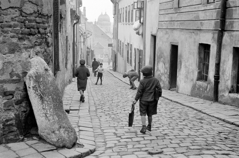 Дети играют в еврейском квартале, Братислава